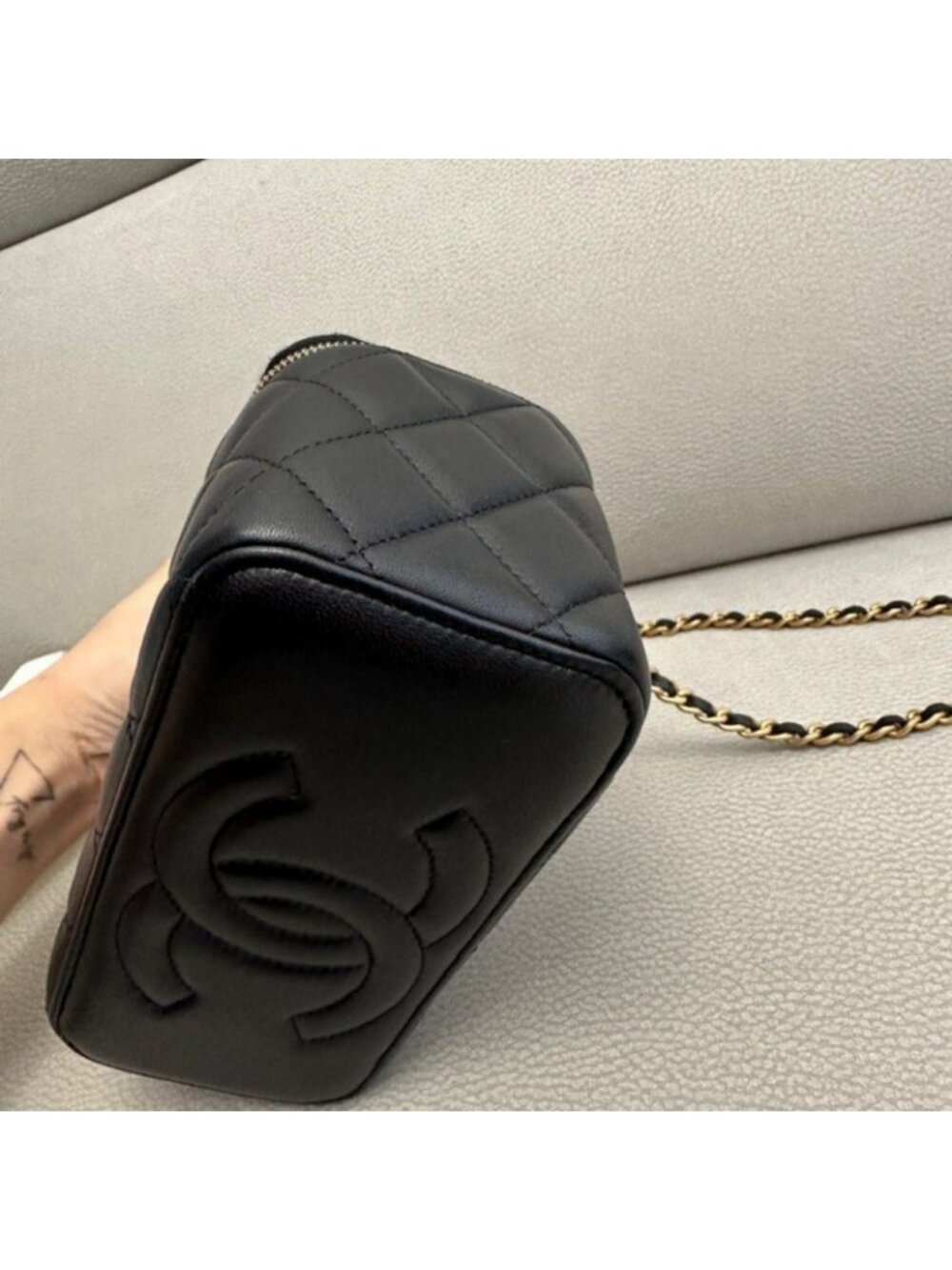 Chanel small black quilted lambskin chain cosmetic bag - Picture 4 of 9